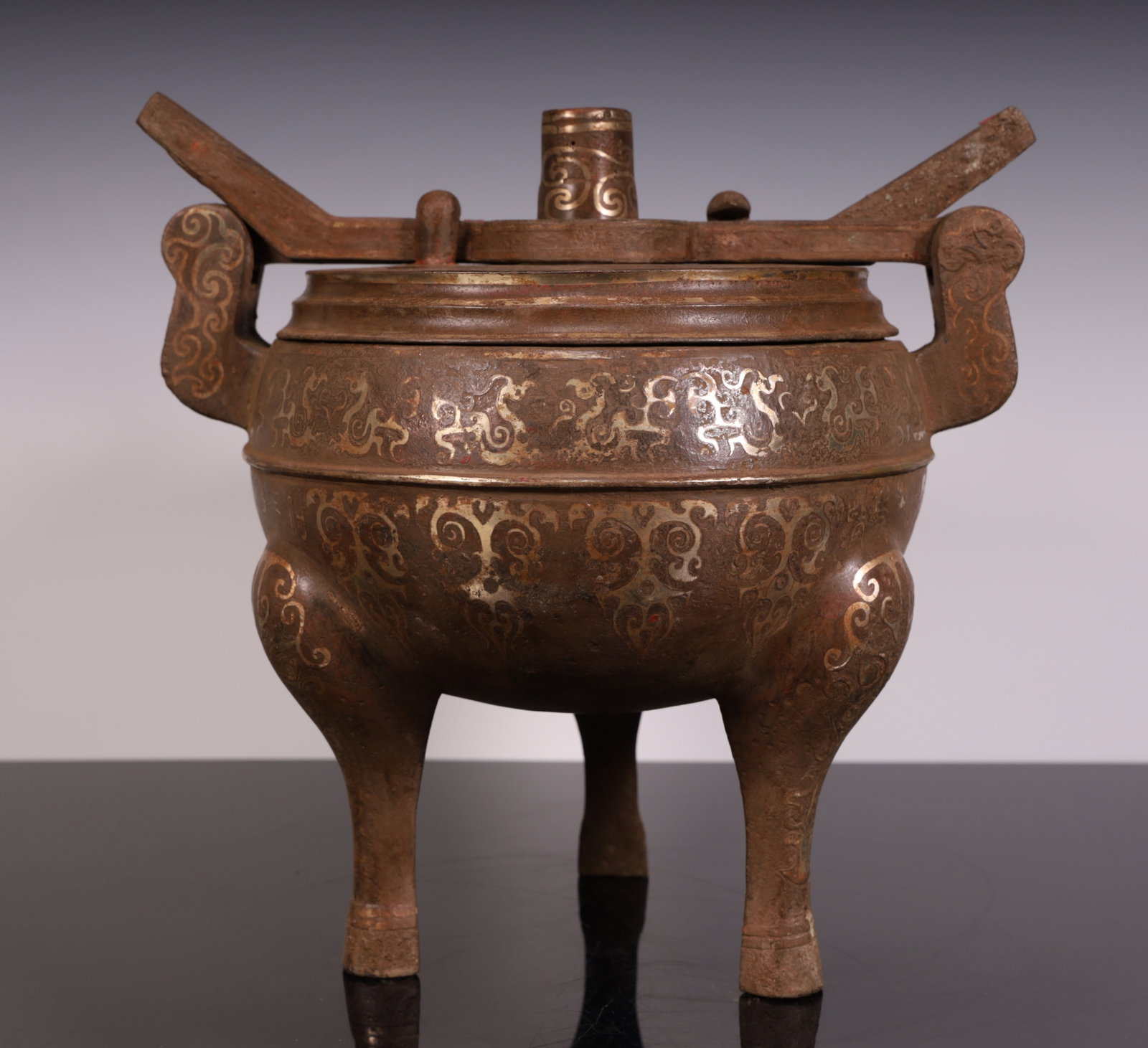 A Han dynasty bronze tripod made of gold and silver: Han dynasty bronze cauldron with gold, silver, and bronze SIZE: L: 29.3cm W:23.5cm H:2.9cm W:5.1kg (The Dimensions Of All Batches Are Manually Measured.If You Need More Detailed Information, Please Co