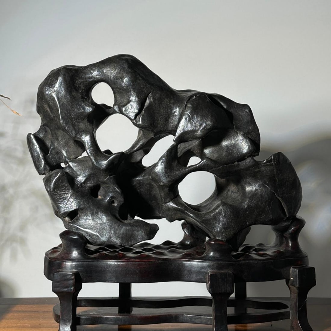 A beautiful piece of Taihu stone: Exquisite Taihu stones Size: L: 50cm H: 48cm T: 21cm (The Dimensions Of All Batches Are Manually Measured.If You Need More Detailed Information, Please Contact Our Customer Service Before Bidding.)