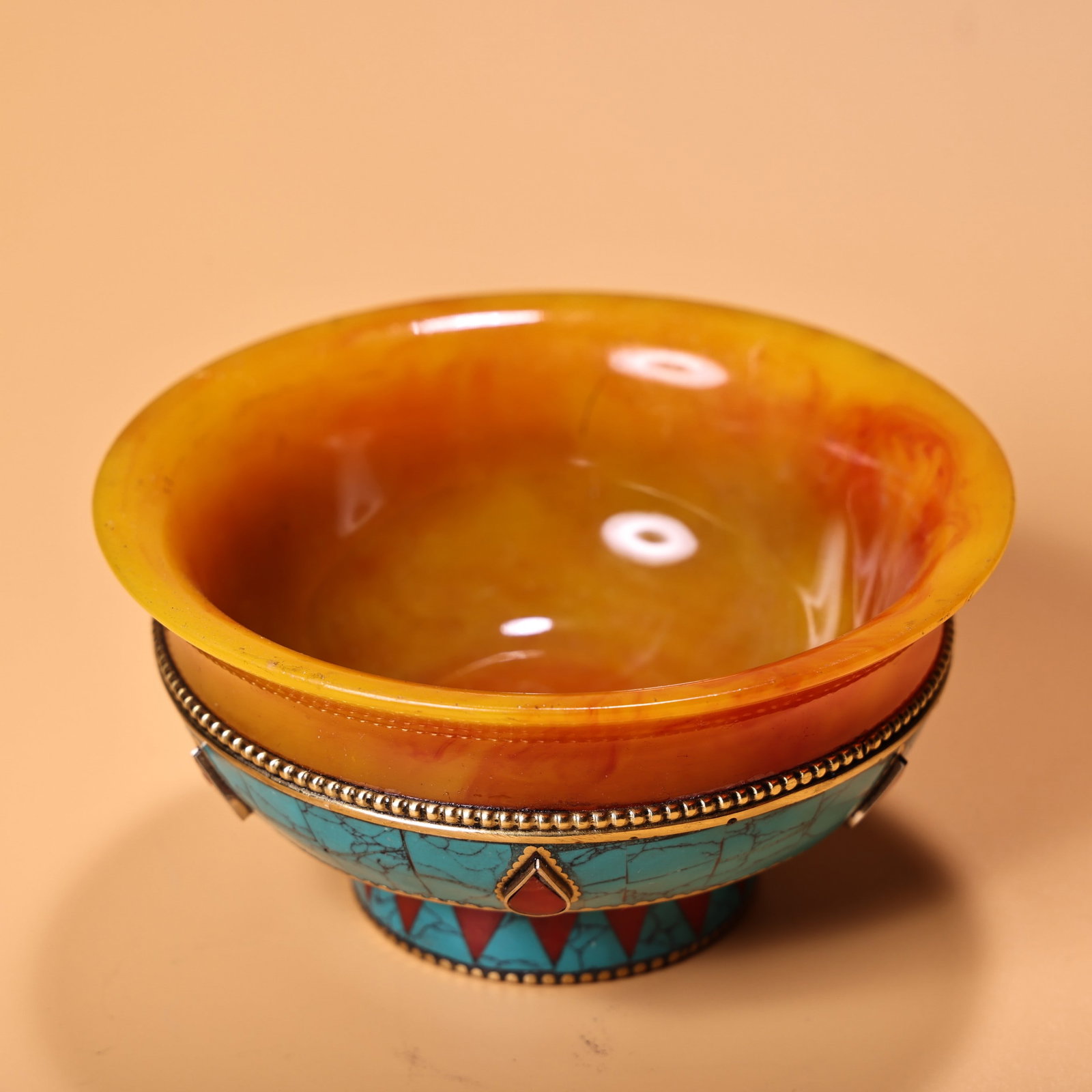 A beautifully inlaid gemstone filigree beeswax butterware: Exquisite jewelry-inlaid filigree beeswax and butterware Size: H: 5 cmW: 10 cm W: 0.15 kg (The Dimensions Of All Batches Are Manually Measured.If You Need More Detailed Information, Please Contact Our