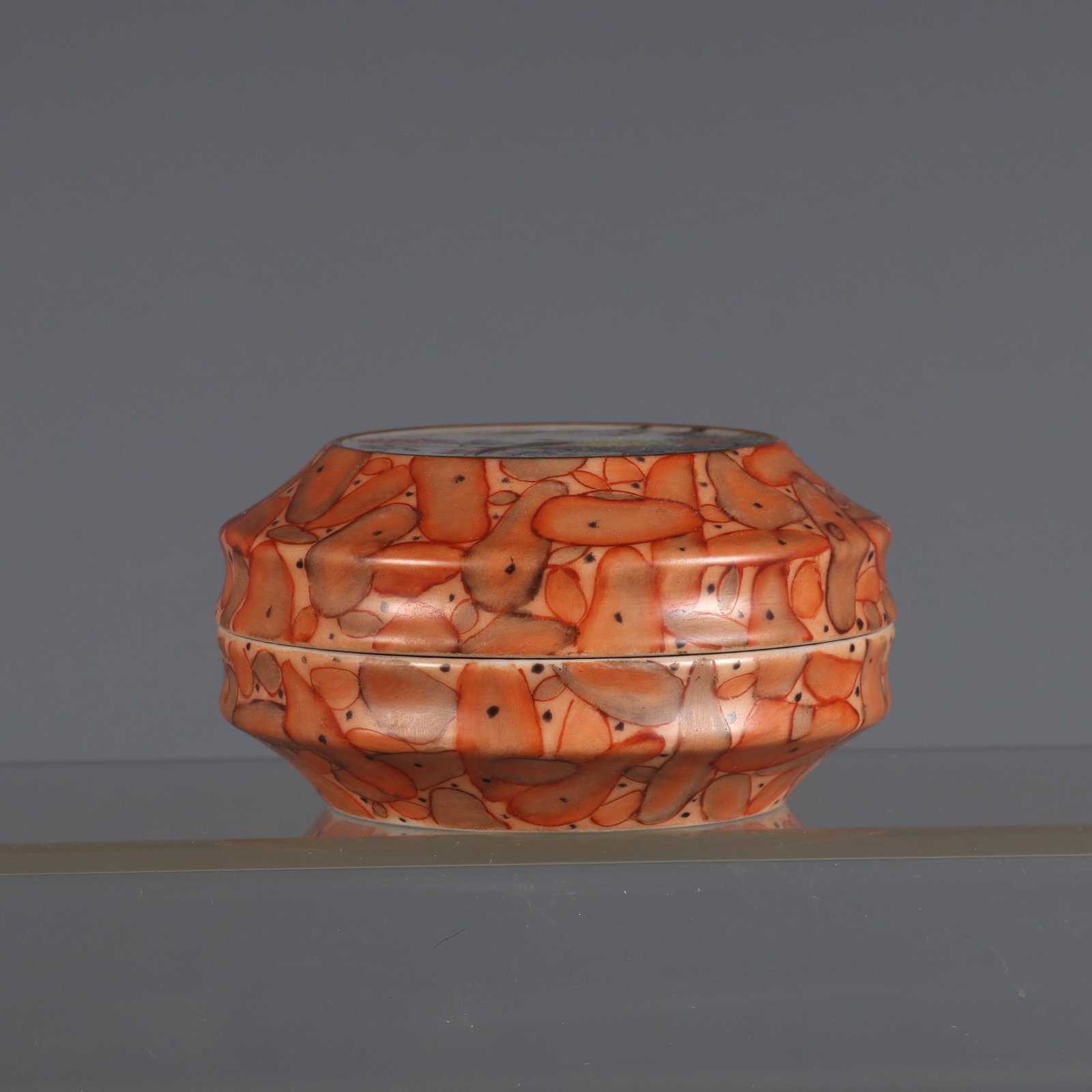 A wood grain glaze window famille rose golden pheasant peony rouge box made during the Qianlong: A wood-grain glazed window famille rose golden pheasant peony rouge box made during the Qianlong period of the Qing Dynasty Size: H: 4.6cm Cover the diameter: 8.5cm (The Dimensions Of All Batches Are 