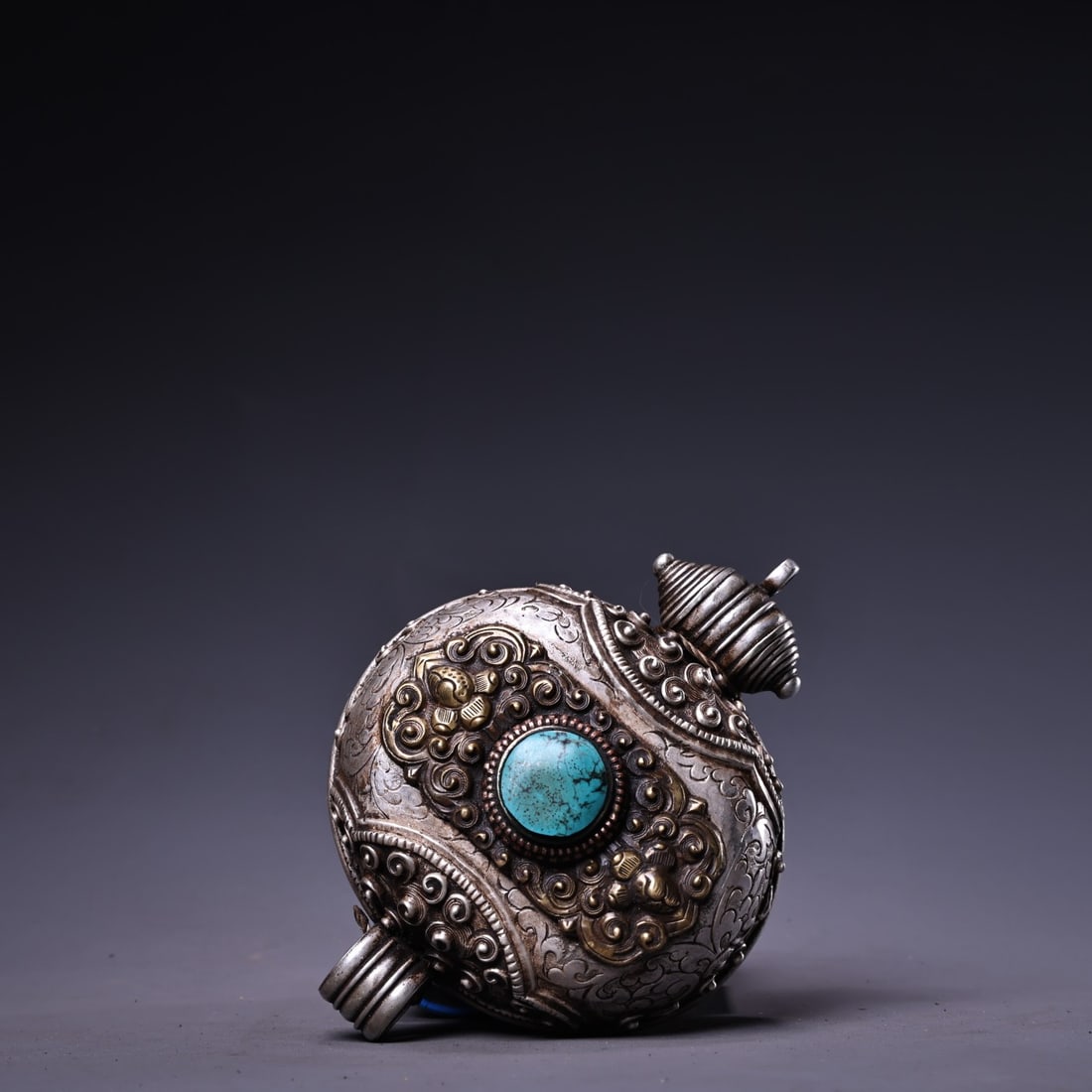 A finely crafted pure silver engraved gemstone Gau box: A beautifully crafted pure silver engraved gemstone Gawu box Size: L: 11 cmW: 9 cmT: 7 cm W: 0.195 kg (The Dimensions Of All Batches Are Manually Measured.If You Need More Detailed Information,