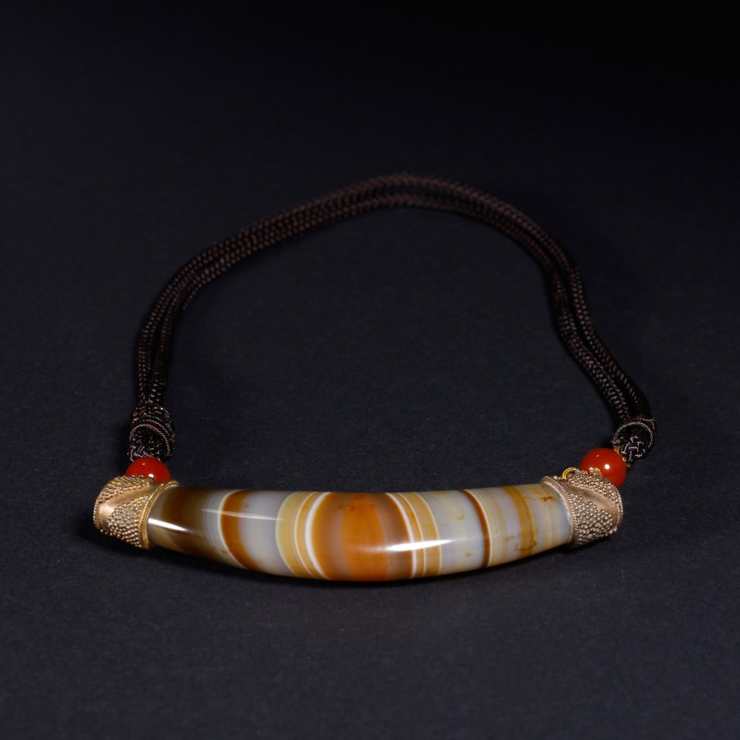 A beautifully crafted natural silk-reeled agate horn dzi bead: Exquisite natural silk-threaded agate horn dzi beads Size: L: 8.9 cmW: 1.9 cmT: 1.2 cm W:0.542 kg (The Dimensions Of All Batches Are Manually Measured.If You Need More Detailed Information, Please