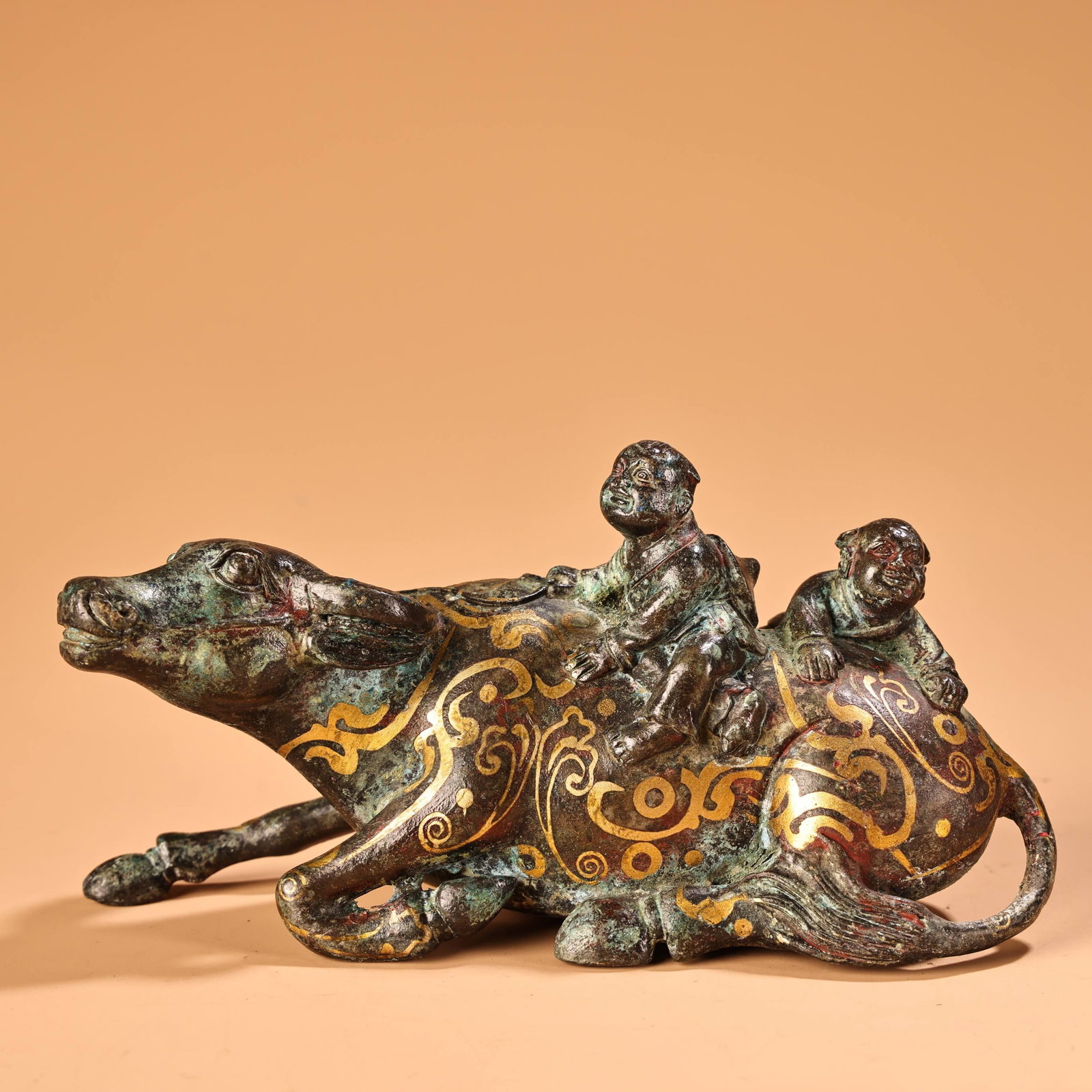 A bronze herding cow from the Song Dynasty inlaid with gold fittings: A bronze gilded cow from the Song Dynasty Size: H: 8.5 cmW: 16 cm W: 1 kg (The Dimensions Of All Batches Are Manually Measured.If You Need More Detailed Information, Please Contact Our Customer Servic