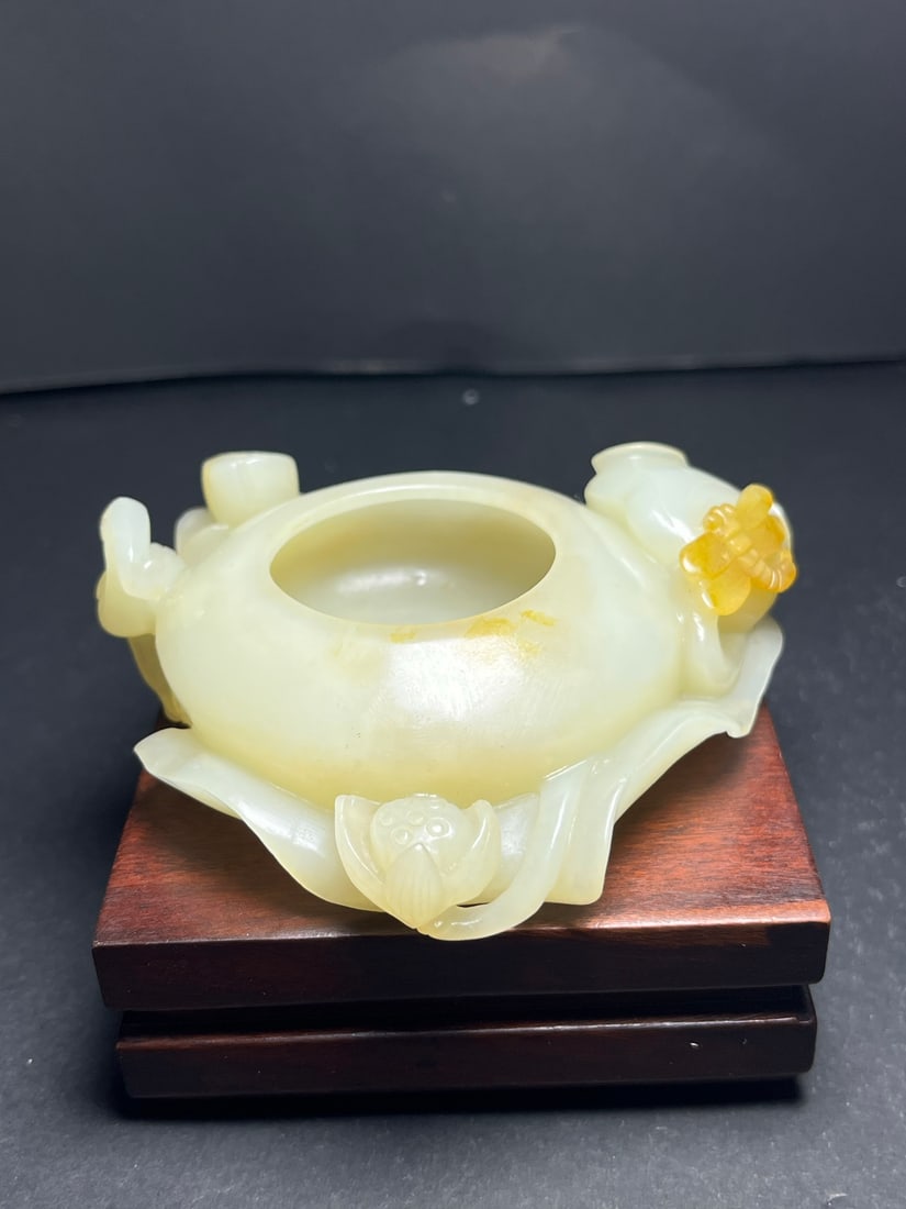 A beautiful Hetian jade brush washer, pure and honest, blossoming flowers blooming with wealth and: Exquisite Hetian jade, pure integrity, bright flowers, wealth and lotus leaf brush washer Size:75x30x87mm W:0.133 kg (The Dimensions Of All Batches Are Manually Measured.If You Need More Detailed Info