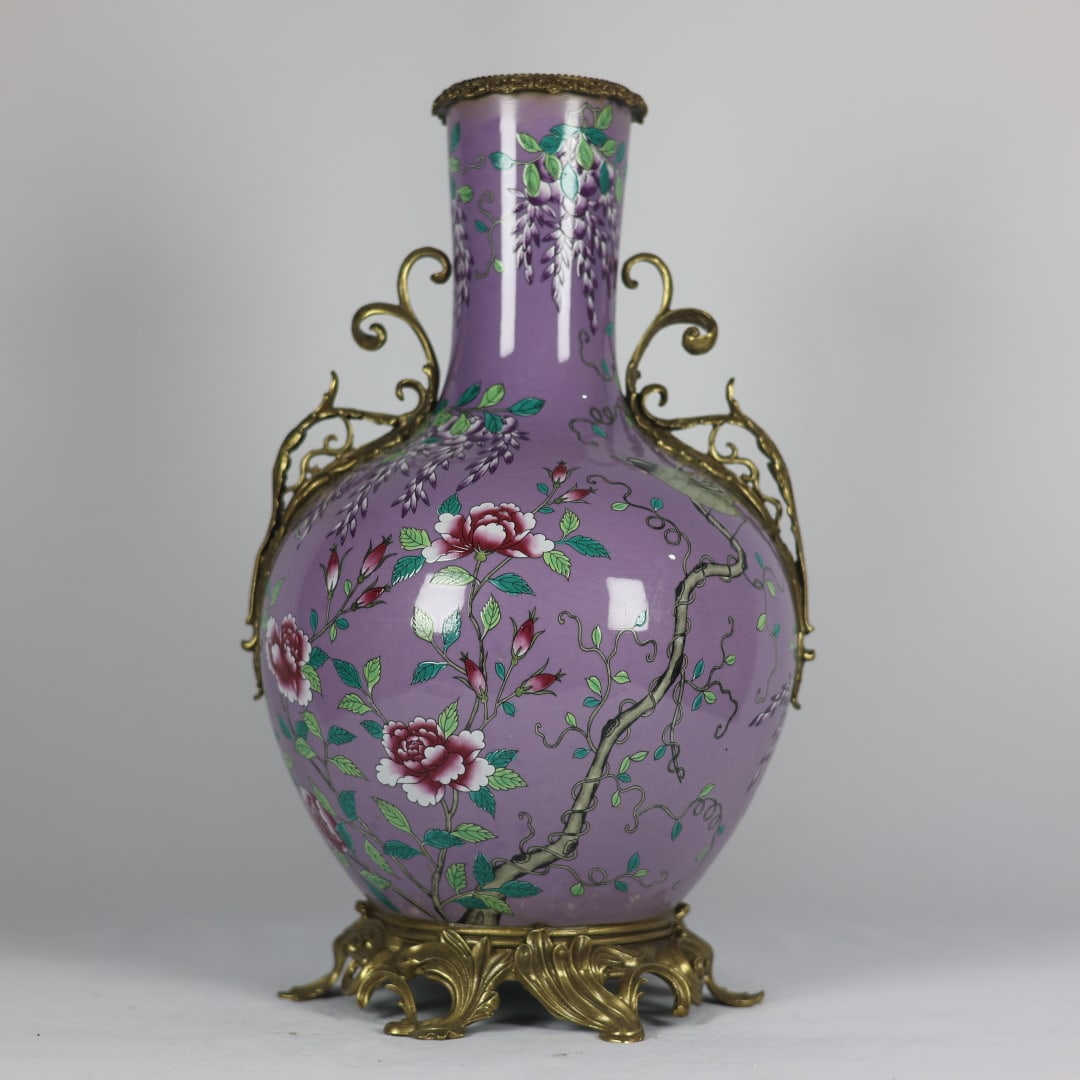 A beautifully crafted famille rose flower and bird motif with copper lace double-handled celestial: Exquisite famille rose floral and bird motifs with copper border double-handled celestial globes Size: H: 45cm Calibre: 11cm D: 27cm Bottom: 25cm (The Dimensions Of All Batches Are Manually Measured.I