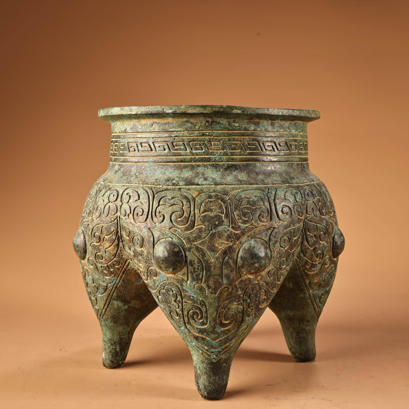 A Song Dynasty bronze three-legged jar with inscriptions: A three-legged bronze jar from the Song Dynasty with inscriptions Size: H: 17 cmW: 16 cm W: 2.2 kg (The Dimensions Of All Batches Are Manually Measured.If You Need More Detailed Information, Please Co