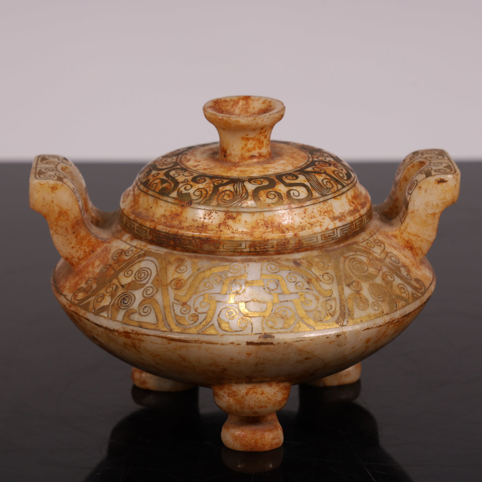 A finely crafted double-handled jade pot: A finely crafted double-handled jade teapot SIZE: L: 16cm W:15.5cm H:7.9cm W:1kg (The Dimensions Of All Batches Are Manually Measured.If You Need More Detailed Information, Please Contact Our