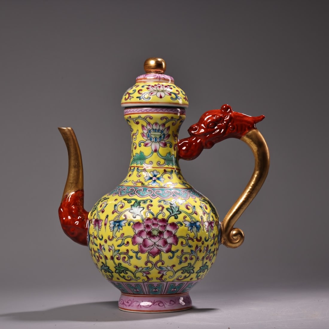 A Qing Dynasty hand-painted enamel gilded porcelain teapot: A hand-painted enamel gilded porcelain teapot from the Qing Dynasty Size: H: 17.5 cmW: 14 cm W: 0.42 kg (The Dimensions Of All Batches Are Manually Measured.If You Need More Detailed Information,