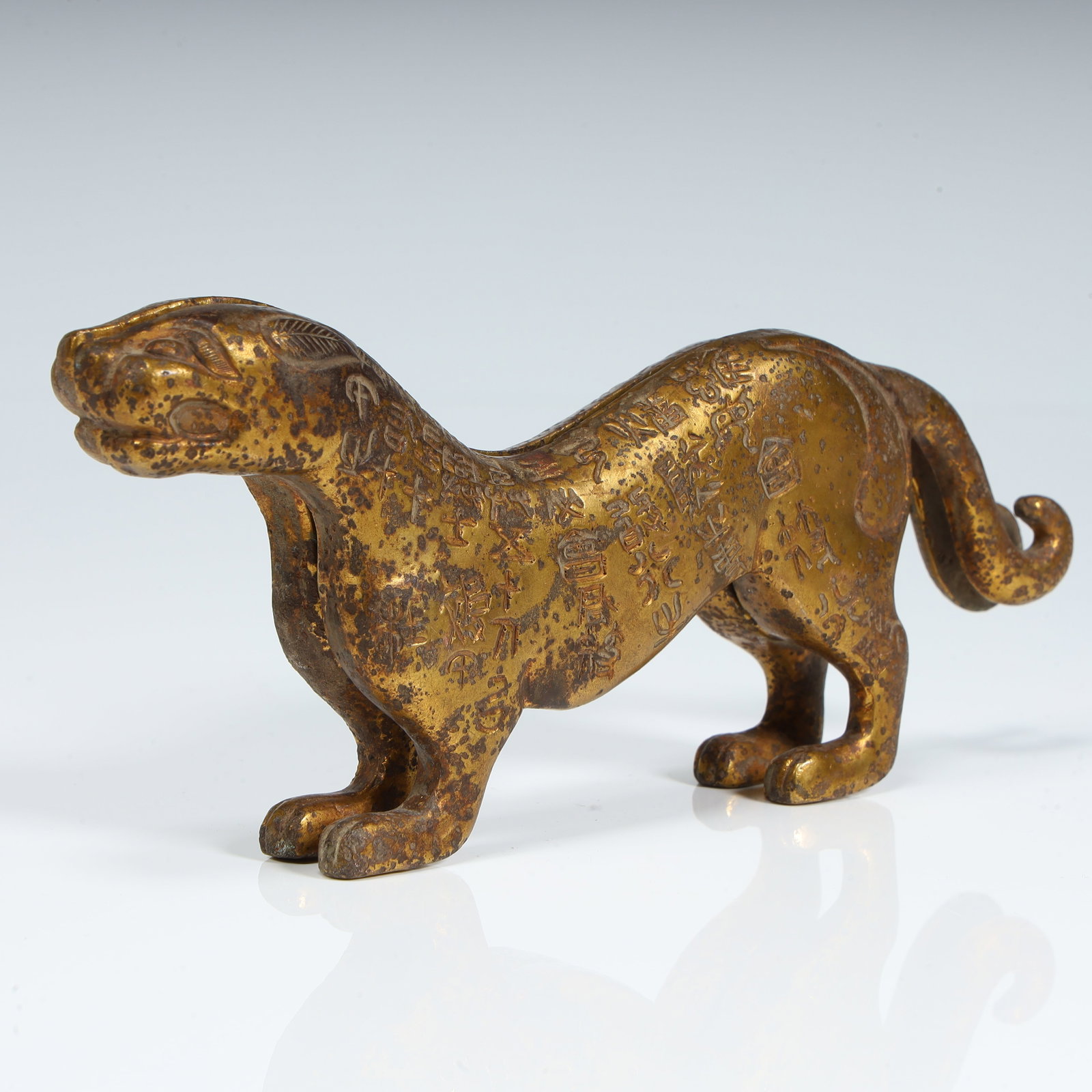 A Han Dynasty gilded bronze tiger tally: Han dynasty gilded bronze tiger tally SIZE: L: 5.3cm W:2.3cm H:6.4cm W:0.49kg (The Dimensions Of All Batches Are Manually Measured.If You Need More Detailed Information, Please Contact Our Customer