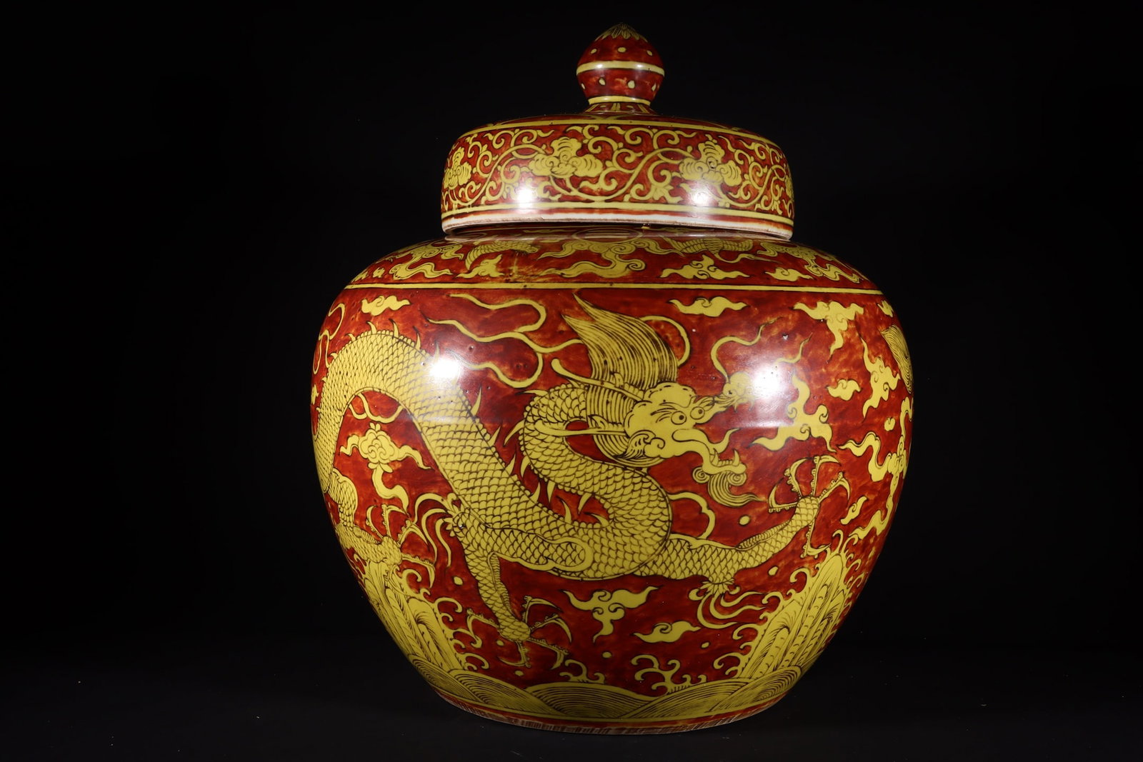 A large jar with yellow and red dragon patterns made during the Jiajing period of the Ming Dynasty: A large jar with red dragon patterns on yellow topped and made during the Jiajing period of the Ming Dynasty Size:H:47cm Belly diameter:40cm (The Dimensions Of All Batches Are Manually Measured.If You