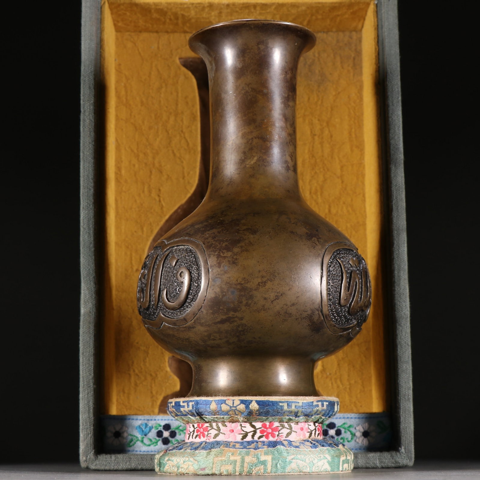 A fine bronze Arwin vase - 3