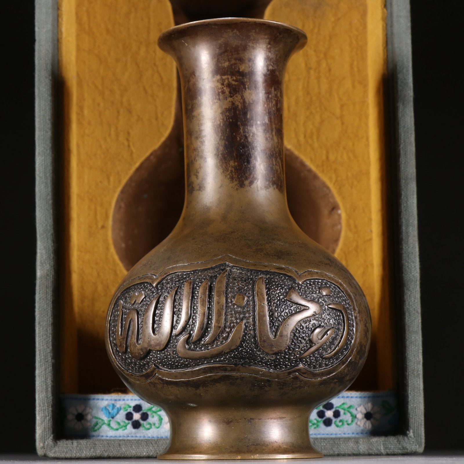 A fine bronze Arwin vase - 4