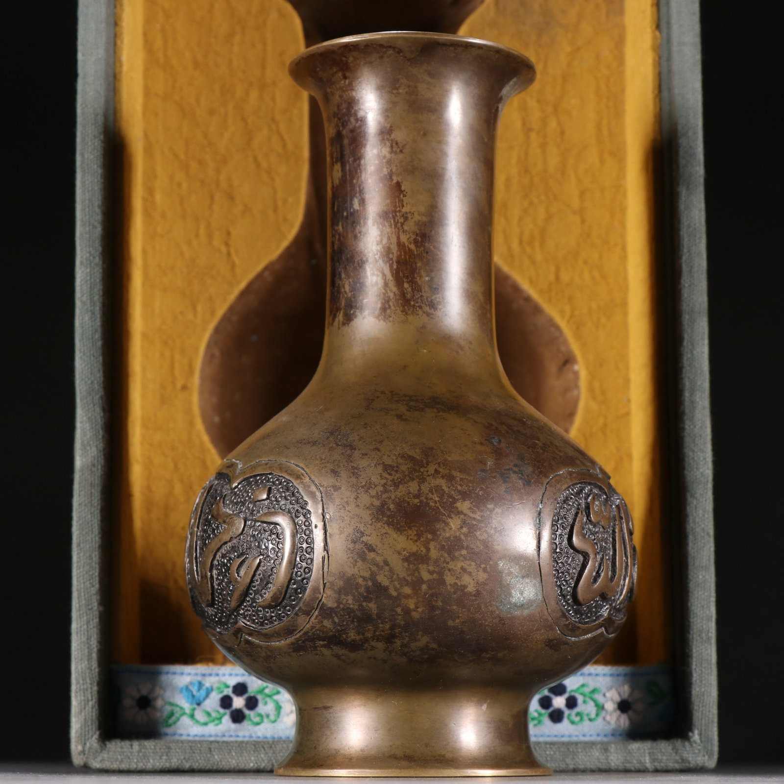 A fine bronze Arwin vase - 6