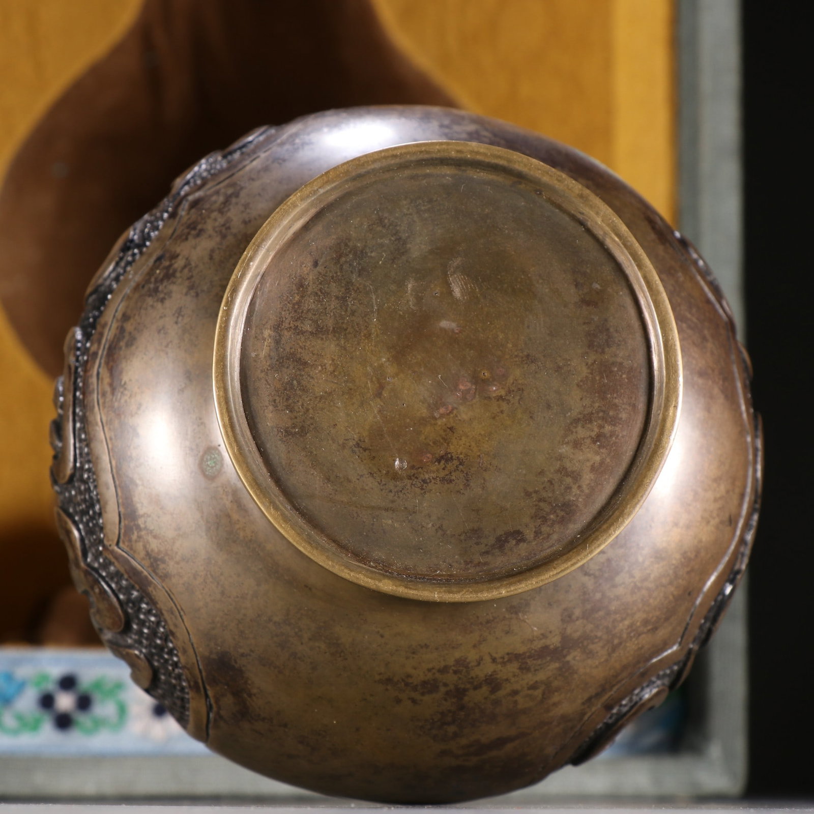 A fine bronze Arwin vase - 9