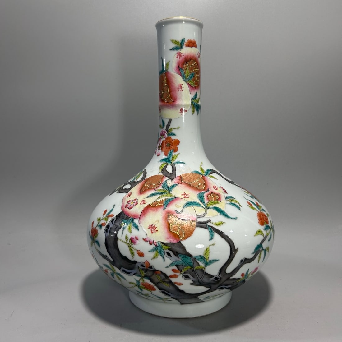 A famille rose pomegranate gall vase made during the Yongzheng period of the Qing Dynasty: A famille rose pomegranate gall vase made during the Yongzheng period of the Qing Dynasty Size:W:17cm H:31cm(The Dimensions Of All Batches Are Manually Measured.If You Need More Detailed Information, 