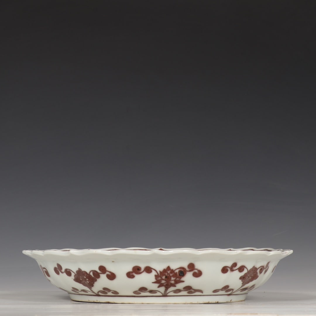 A Yuan Dynasty plate with underglaze red floral patterns and diamond-rimmed rim: A Yuan dynasty rim plate with underglaze red floral patterns Size:H:5cm D:27cm (The Dimensions Of All Batches Are Manually Measured.If You Need More Detailed Information, Please Contact Our Customer S