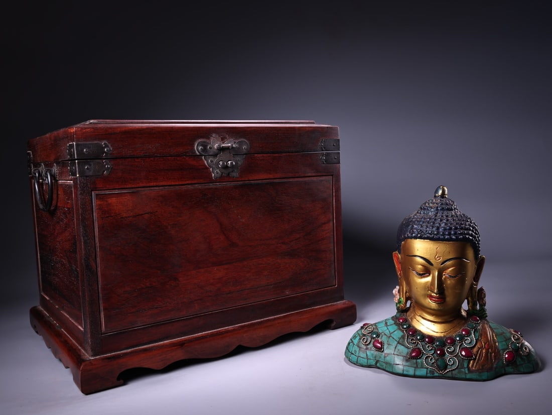 A finely crafted pure copper inlaid gemstone-inlaid gilded bust of Shakyamuni Buddha's head and an: A finely crafted pure copper gem-inlaid gem-painted gilded bust of Shakyamuni Buddha's head and an old rosewood box Size:H:15.5cm W:17cm W:1.537kg (The Dimensions Of All Batches Are Manually Measured.
