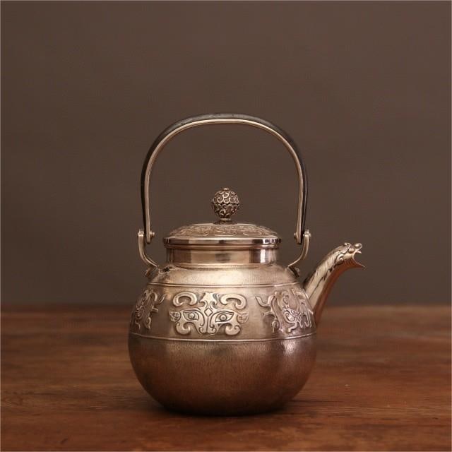 A beautiful Japanese silver kettle: Exquisite Japanese silver kettles Size:D13xH19cm W:0.45kg (The Dimensions Of All Batches Are Manually Measured.If You Need More Detailed Information, Please Contact Our Customer Service Before Bidding