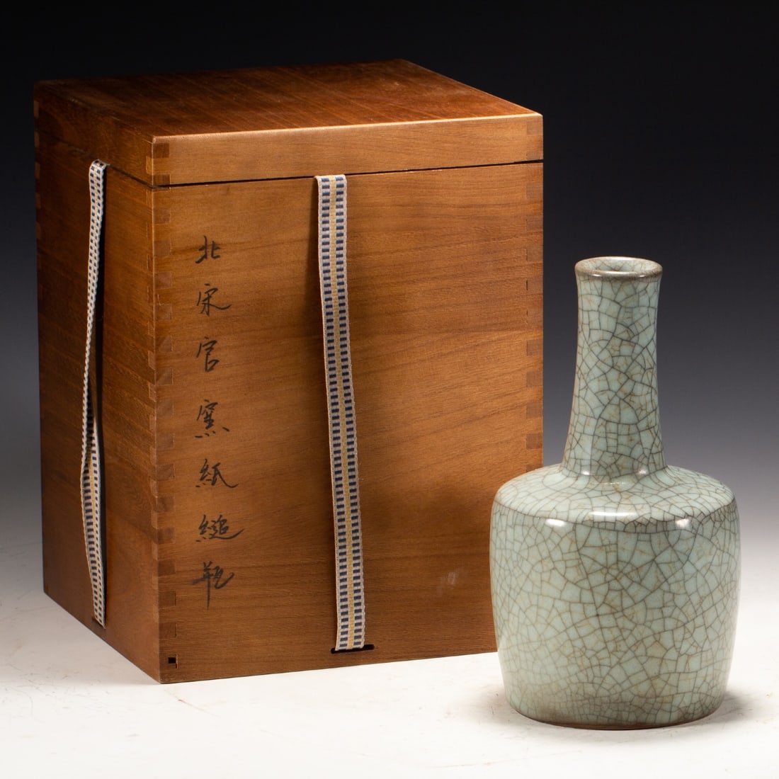 A bottle from the official kiln of the Song Dynasty: A bottle from the official kiln of the Song Dynasty Size:L:12.5cm W:12.5cm H:23cm W:1.01kg (The Dimensions Of All Batches Are Manually Measured.If You Need More Detailed Information, Please Contact