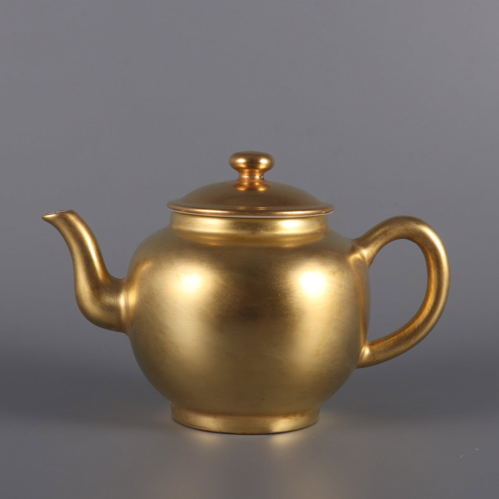 An Exquisite Gold Glazed Teapot: An Exquisite Gold Glazed Teapot Qing Dynasty, China Qianlong Six-character MarkSize:11.6cmx17cm (The Dimensions Of All Batches Are Manually Measured.If You Need More Detailed Information, Please Conta