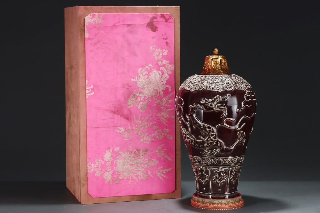 An Exquisite Ji Red Glazed Lotus Pattern Auspicious Cloud Pattern Dragon Pattern Vase - 2
