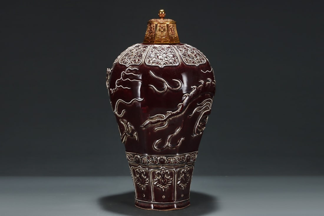 An Exquisite Ji Red Glazed Lotus Pattern Auspicious Cloud Pattern Dragon Pattern Vase - 3