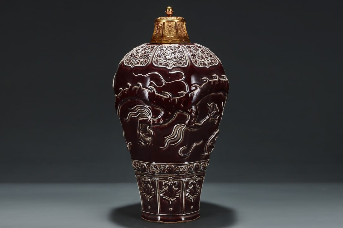 An Exquisite Ji Red Glazed Lotus Pattern Auspicious Cloud Pattern Dragon Pattern Vase - 4