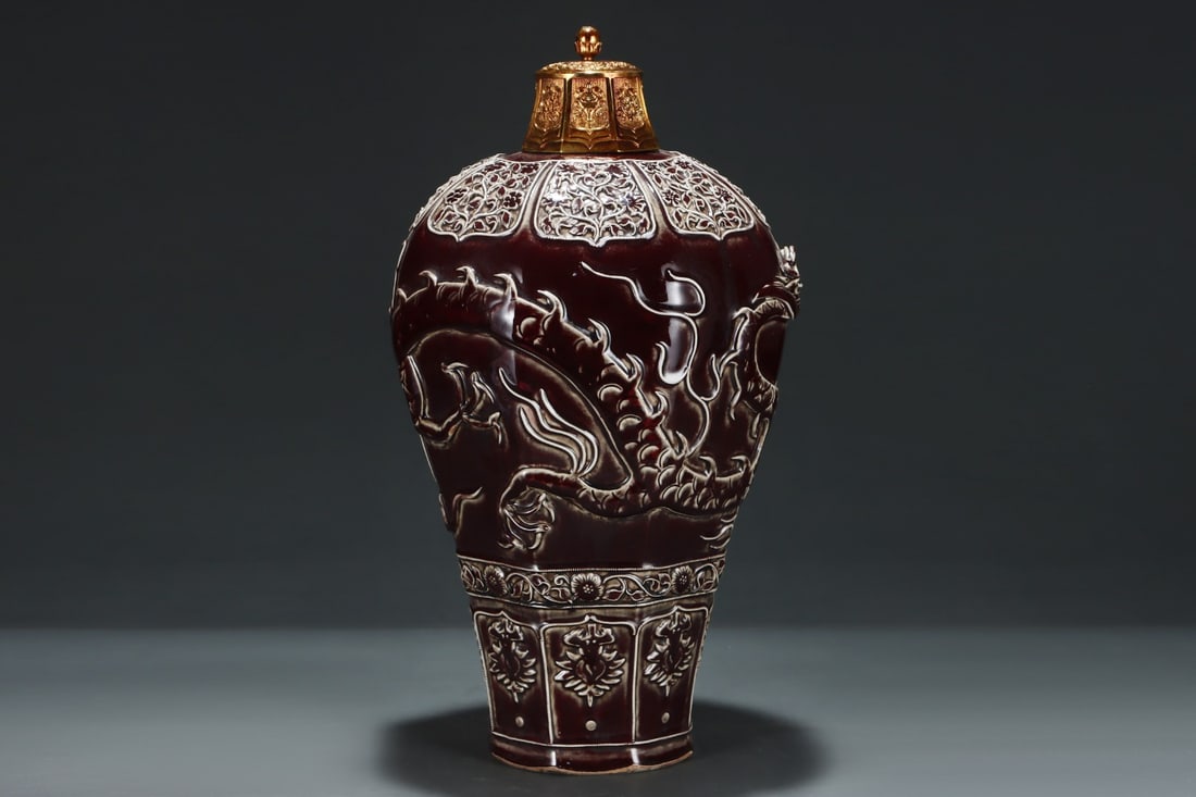 An Exquisite Ji Red Glazed Lotus Pattern Auspicious Cloud Pattern Dragon Pattern Vase - 5