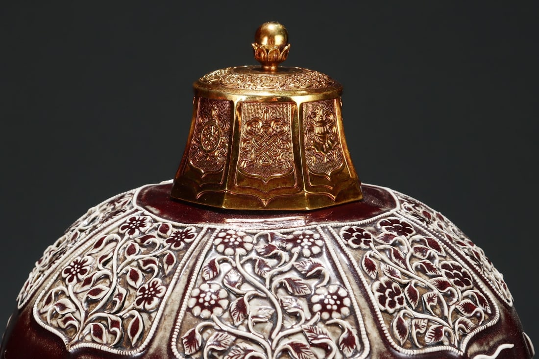 An Exquisite Ji Red Glazed Lotus Pattern Auspicious Cloud Pattern Dragon Pattern Vase - 6