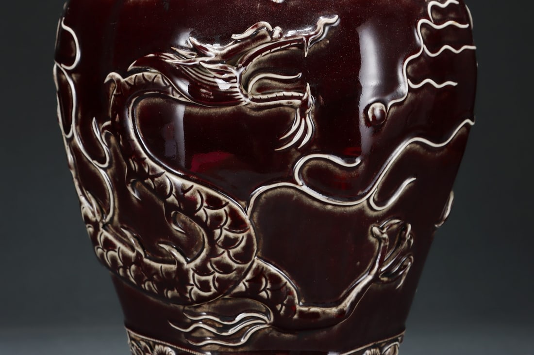 An Exquisite Ji Red Glazed Lotus Pattern Auspicious Cloud Pattern Dragon Pattern Vase - 7