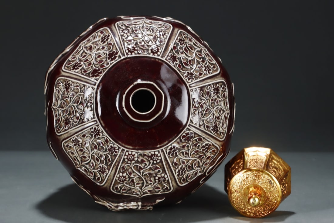 An Exquisite Ji Red Glazed Lotus Pattern Auspicious Cloud Pattern Dragon Pattern Vase - 8