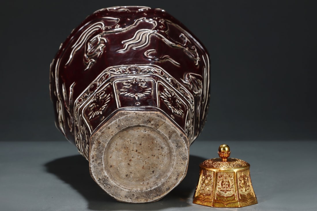 An Exquisite Ji Red Glazed Lotus Pattern Auspicious Cloud Pattern Dragon Pattern Vase - 9
