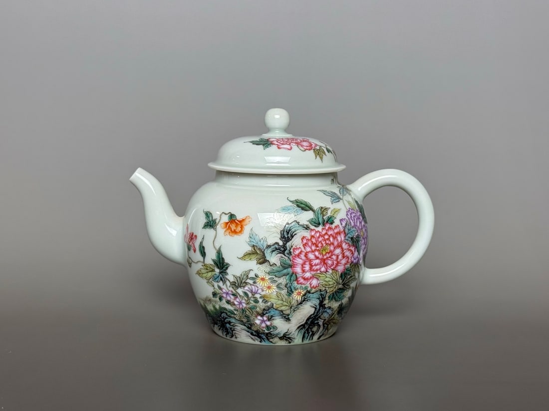 An Exquisite Enamel Flower Pattern Teapot,With Poem: An Exquisite Enamel Flower Pattern Teapot,With Poem,Qing Dynasty,China,Yongzheng Four-character Mark,Size:11.3cmx9.2cmx6cm (The Dimensions Of All Batches Are Manually Measured.If You Need More Detaile