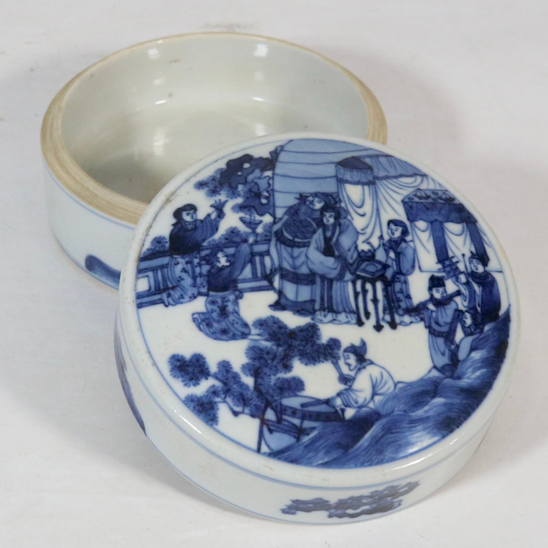 An Exquisite Blue and White Character and Story Pattern Cover Box: An Exquisite Blue and White Character and Story Pattern Cover Box,Qing Dynasty,China,Kangxi Six-character Mark,Size:7.2cmx12.5cm (The Dimensions Of All Batches Are Manually Measured.If You Need More D