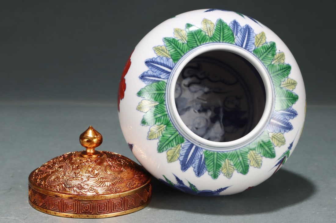 An Exquisite Doucai Lotus Pattern Jar - 7