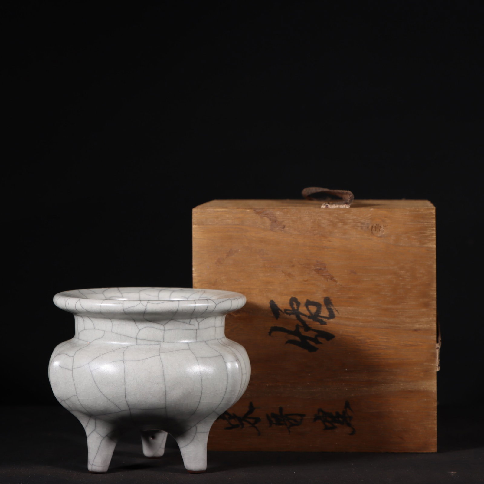 An Exquisite Ge yao Tripod Censer: An Exquisite Ge yao Tripod Censer Song Dynasty, China Size:8.5cmx10.5cm (The Dimensions Of All Batches Are Manually Measured.If You Need More Detailed Information, Please Contact Our Customer Service