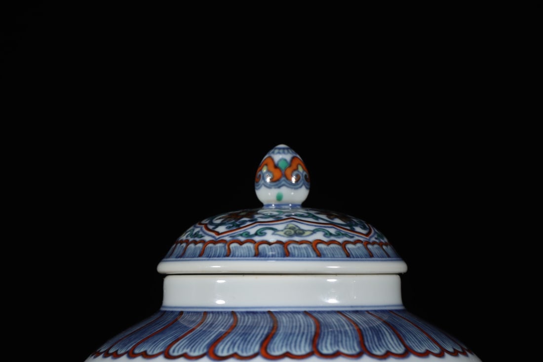An Exquisite Doucai Flower Pattern Jar - 2