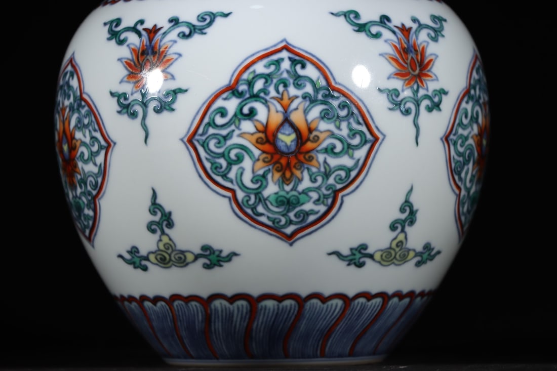 An Exquisite Doucai Flower Pattern Jar - 3