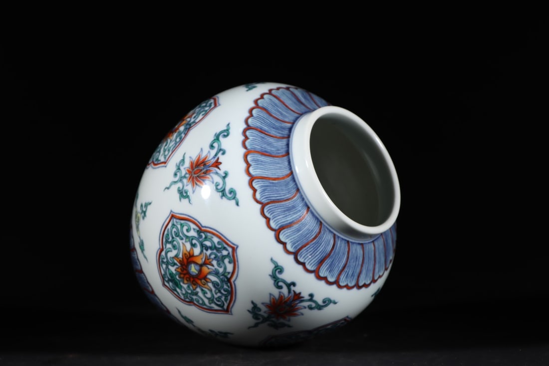 An Exquisite Doucai Flower Pattern Jar - 7