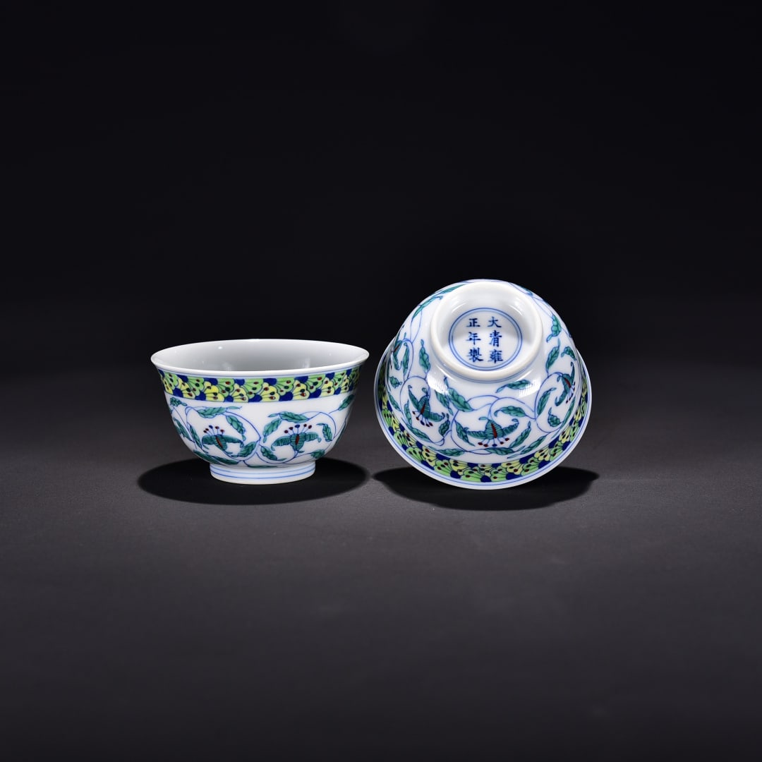 A pair of Qing dynasty cups with doucai entwined floral patterns - 2
