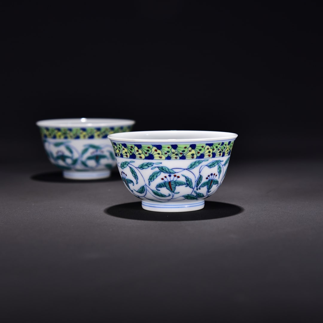 A pair of Qing dynasty cups with doucai entwined floral patterns - 3