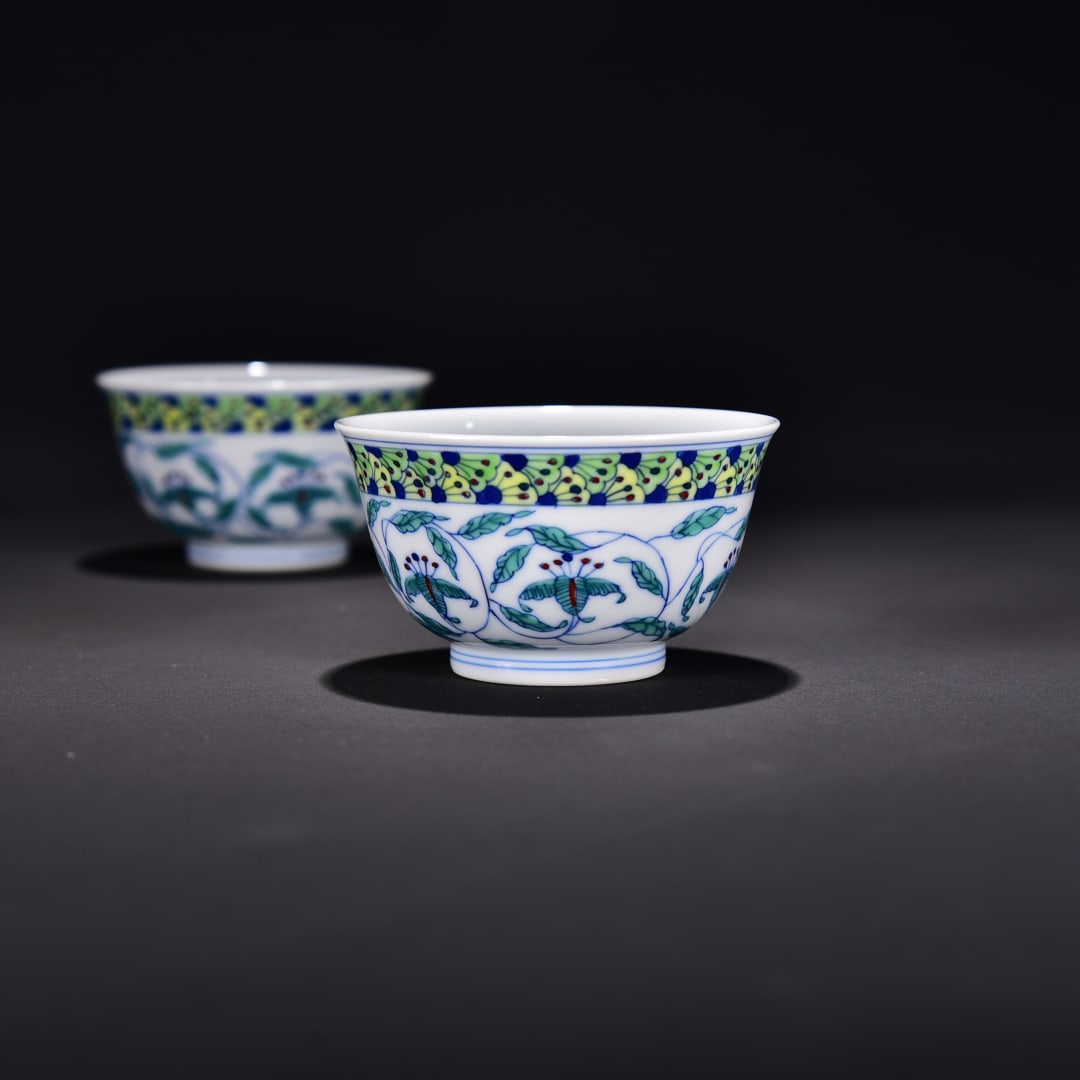 A pair of Qing dynasty cups with doucai entwined floral patterns - 4