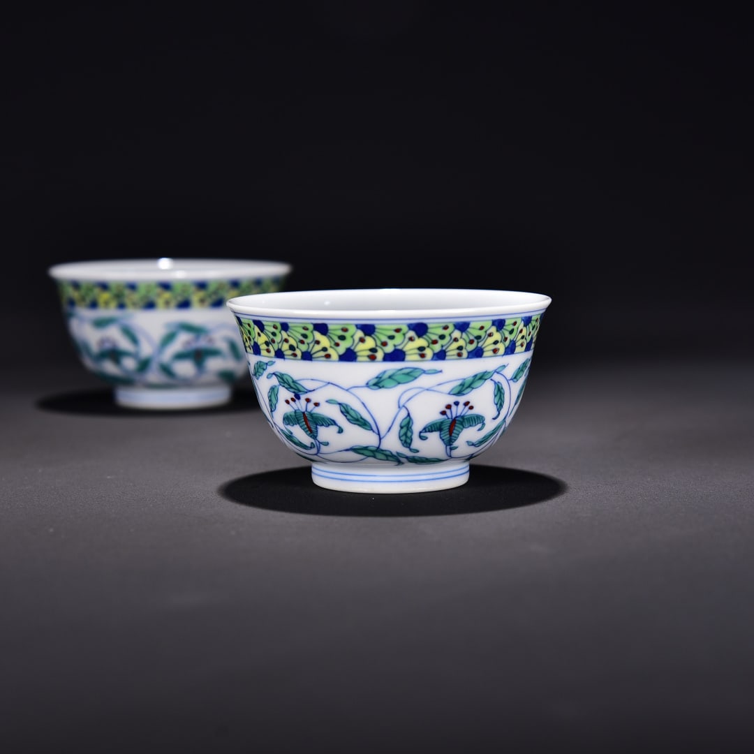 A pair of Qing dynasty cups with doucai entwined floral patterns - 5