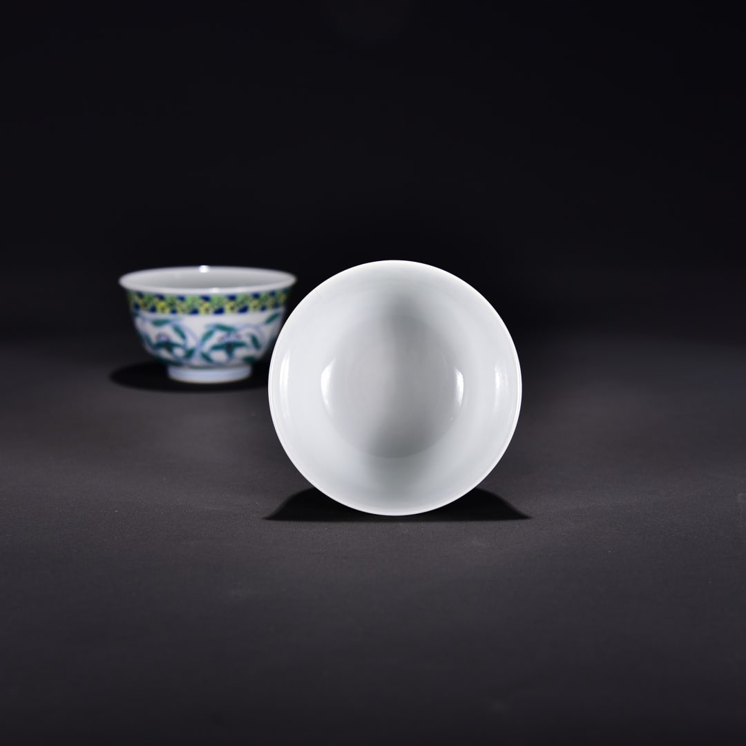 A pair of Qing dynasty cups with doucai entwined floral patterns - 6