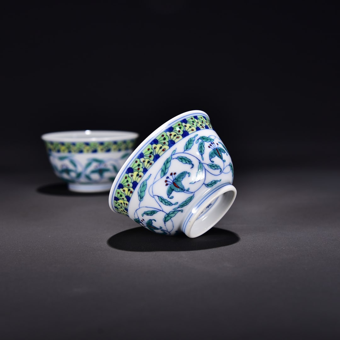 A pair of Qing dynasty cups with doucai entwined floral patterns - 7