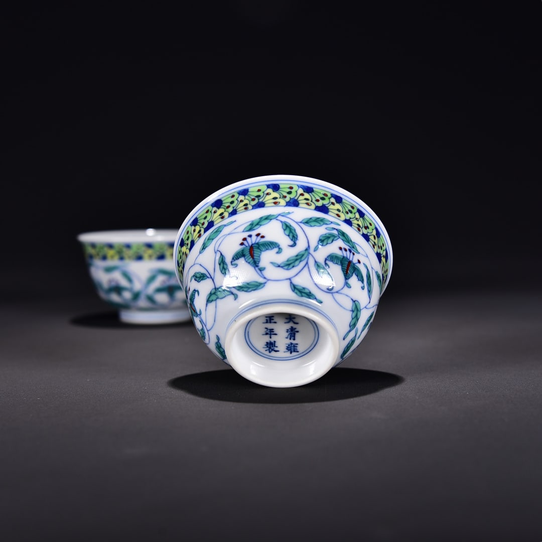 A pair of Qing dynasty cups with doucai entwined floral patterns - 8