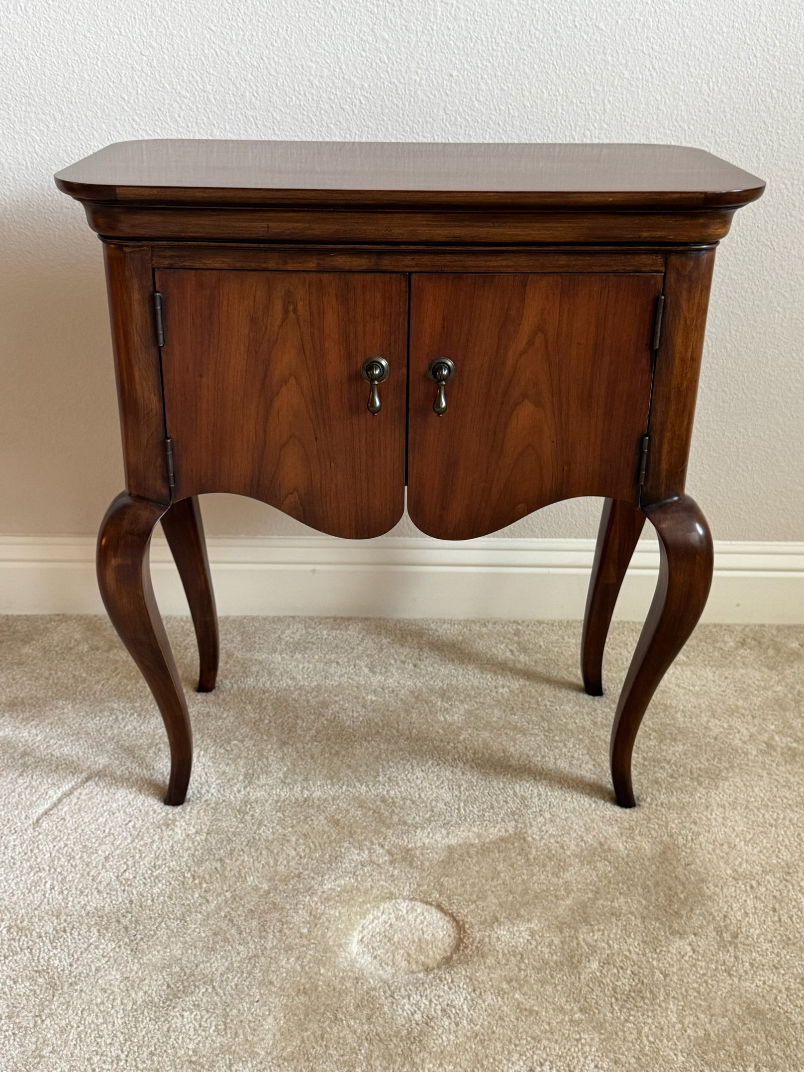 Hooker Furniture Traditional Walnut Accent Table: Exceptional function meets classic elegance! Crafted by premium manufacturer Hooker Furniture, this rich walnut accent/end table features sweeping cabriole legs, double scalloped cabinet doors, and a