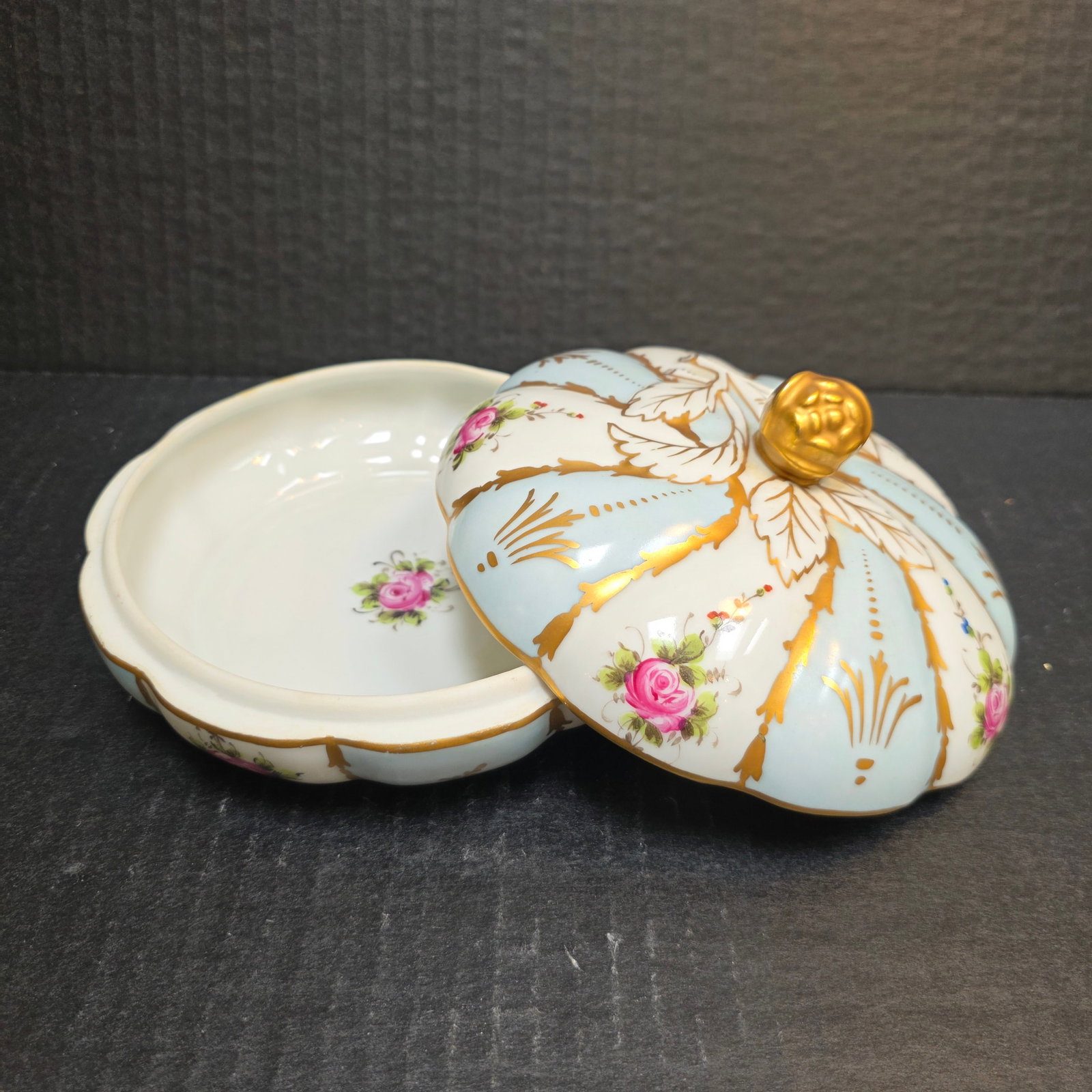 Herend Hungary Covered Bonbon Dish (1 of 5)