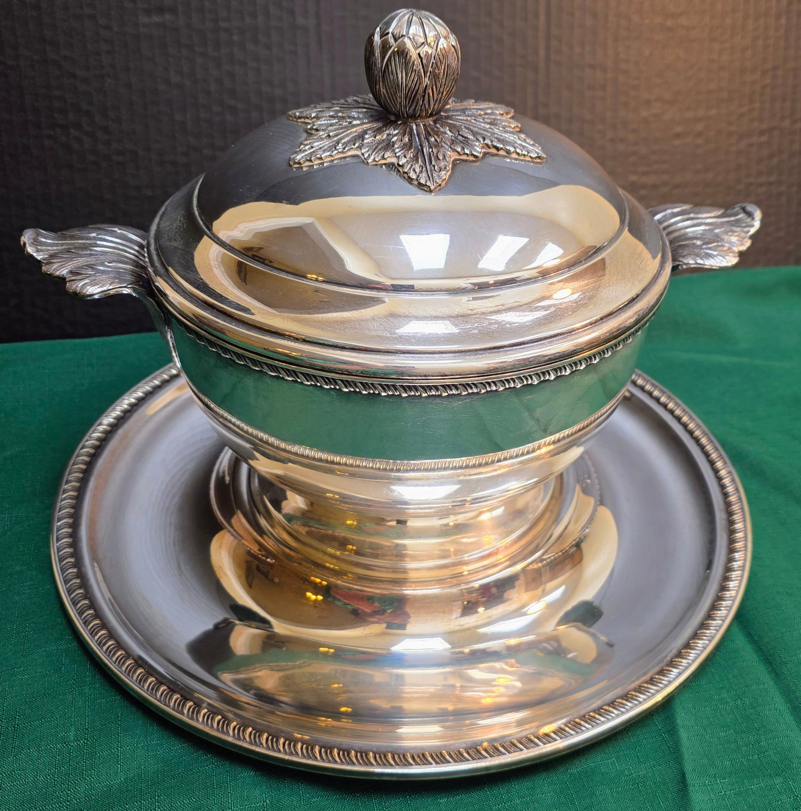Silver-plated Soup Tureen and Matching Underplate/tray: Gleaming tureen with thistle motif finial