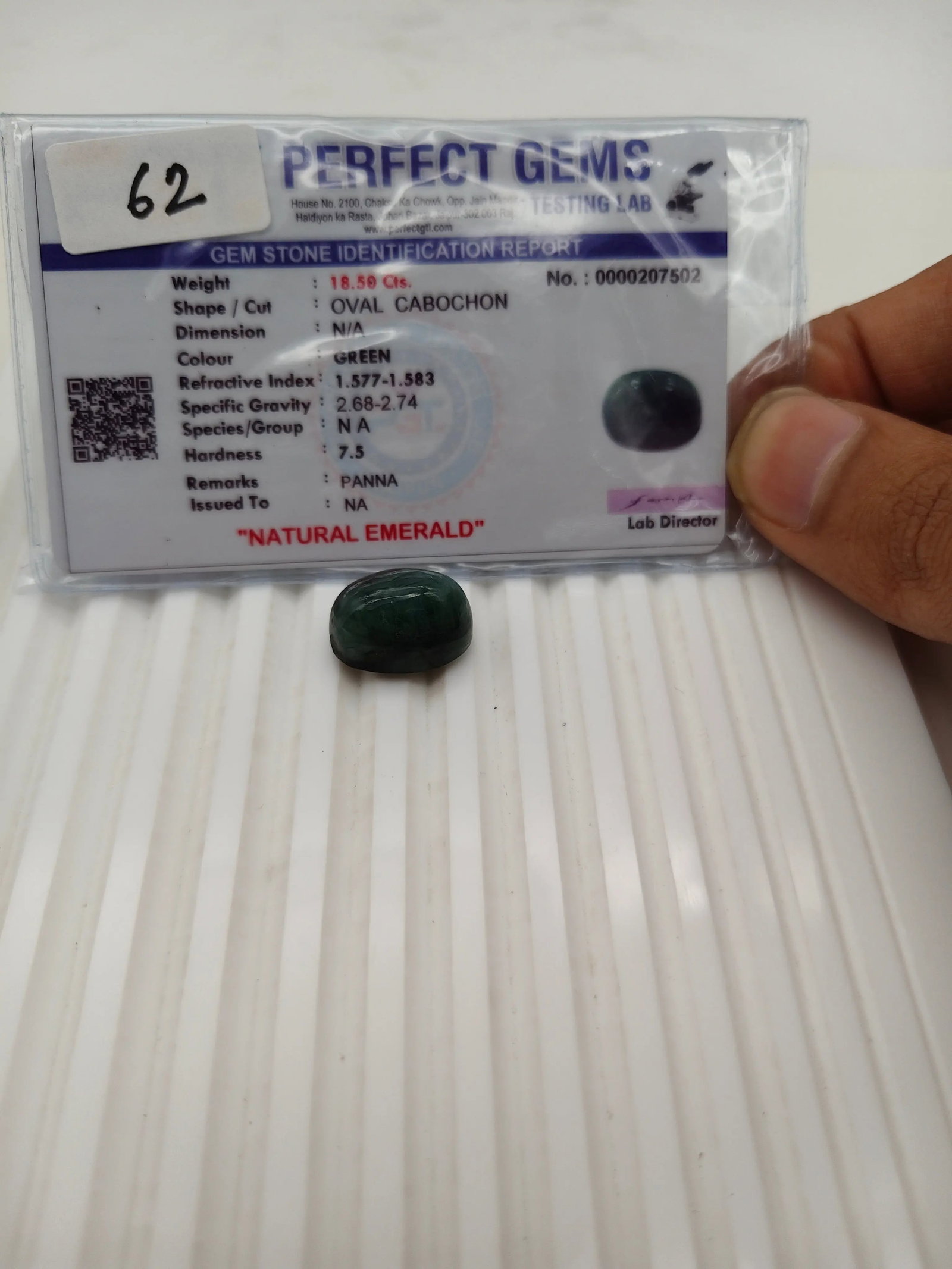 A+ QUALITY OVAL CABOCHON NATURAL EMERALD, GREEN COLORED, INDIAN GEMSTONE, WEIGHT 18.5 CTS: A+ QUALITY OVAL CABOCHON NATURAL EMERALD, GREEN COLORED, INDIAN GEMSTONE, WEIGHT 18.5 CTS